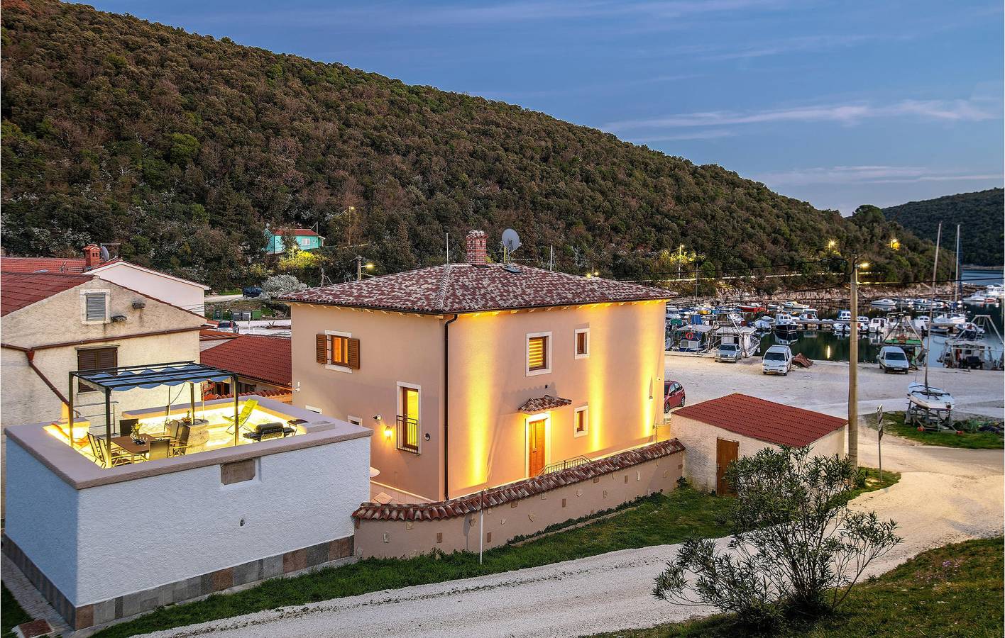 Gemütlich, 2 km vom Strand entfernt: Moderne 2-Zimmer-Wohnung mit WLAN, Klimaanlage, Parkplatz und Terrasse in Marčana, Südküste Istrien