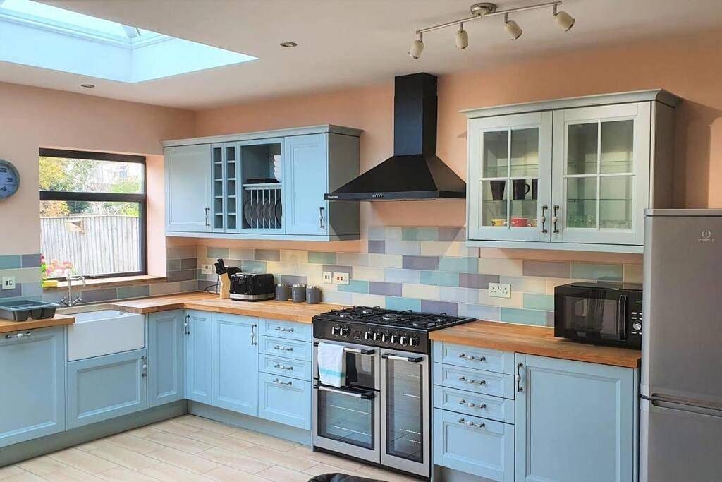 5 Bed, 2 Bath Home + Terrace, Garden & Parking in Swindon, North Wessex Downs