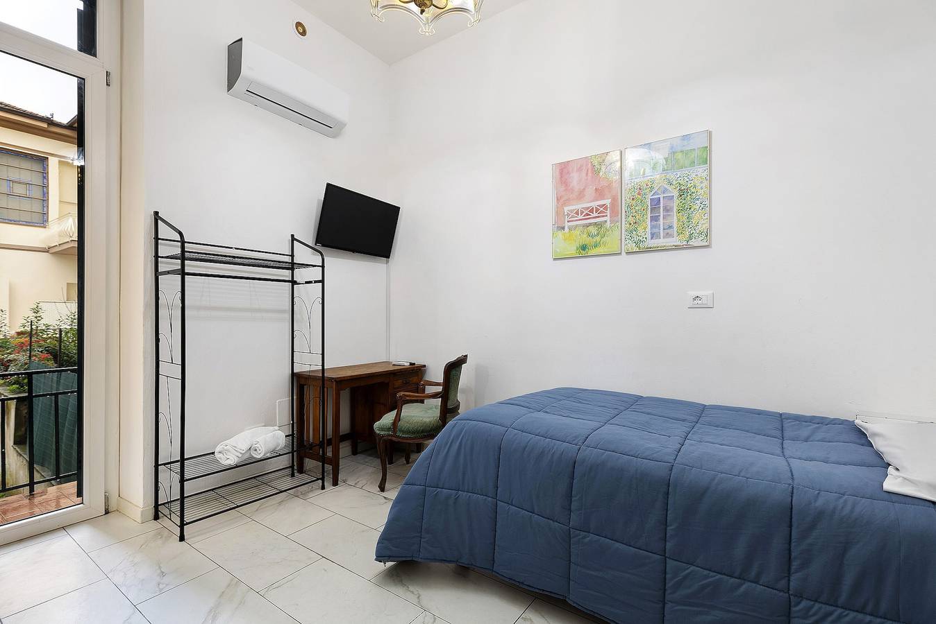 Habitación Peonia – Doble con Terraza Privada, Wi-Fi, A/A y Baño Adaptado in Prato, Provincia de Prato