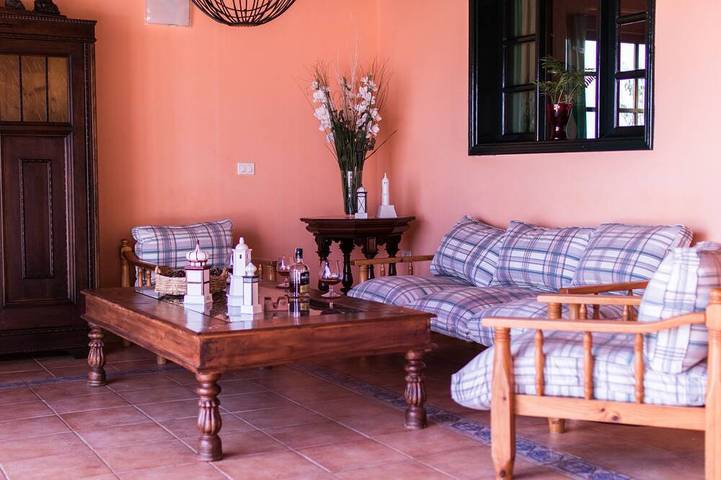 Spacious, quiet house with heated pool and large garden. in Guime, San Bartolomé