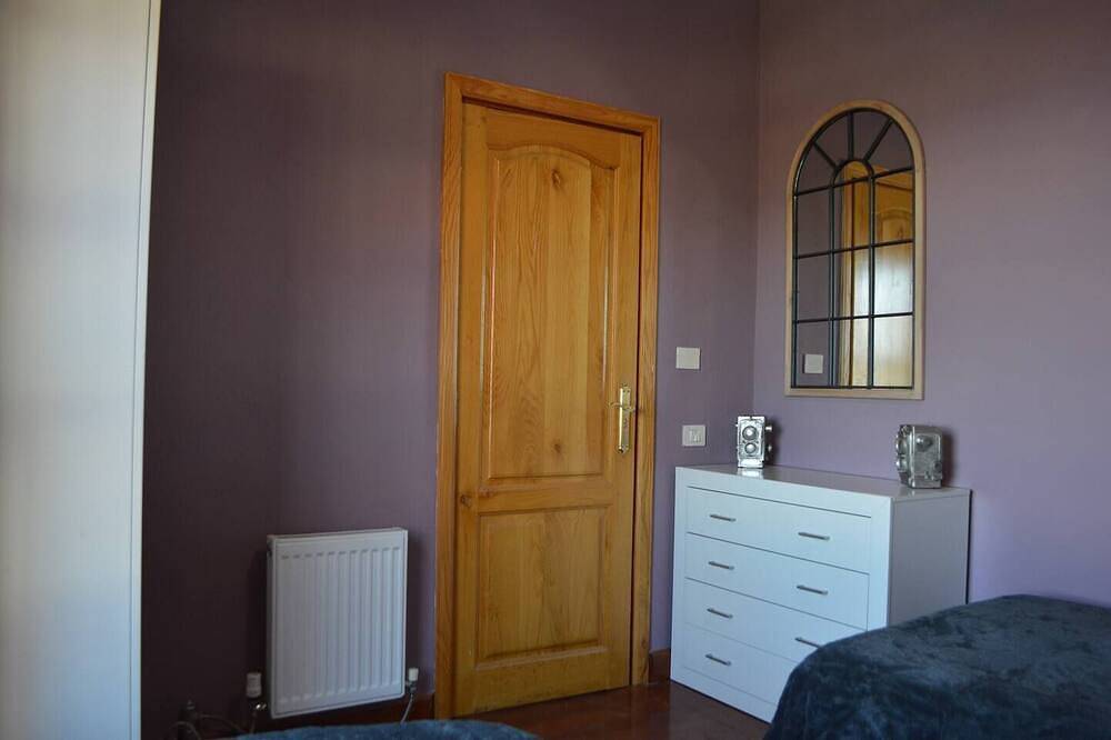 Appartement entier, This twin room has two single beds with a private separate bathroom ( bathroom across the hallway). The view is of the whole garden area and the sea can be seen on clear days. in Vilaflor, Tenerife du Sud