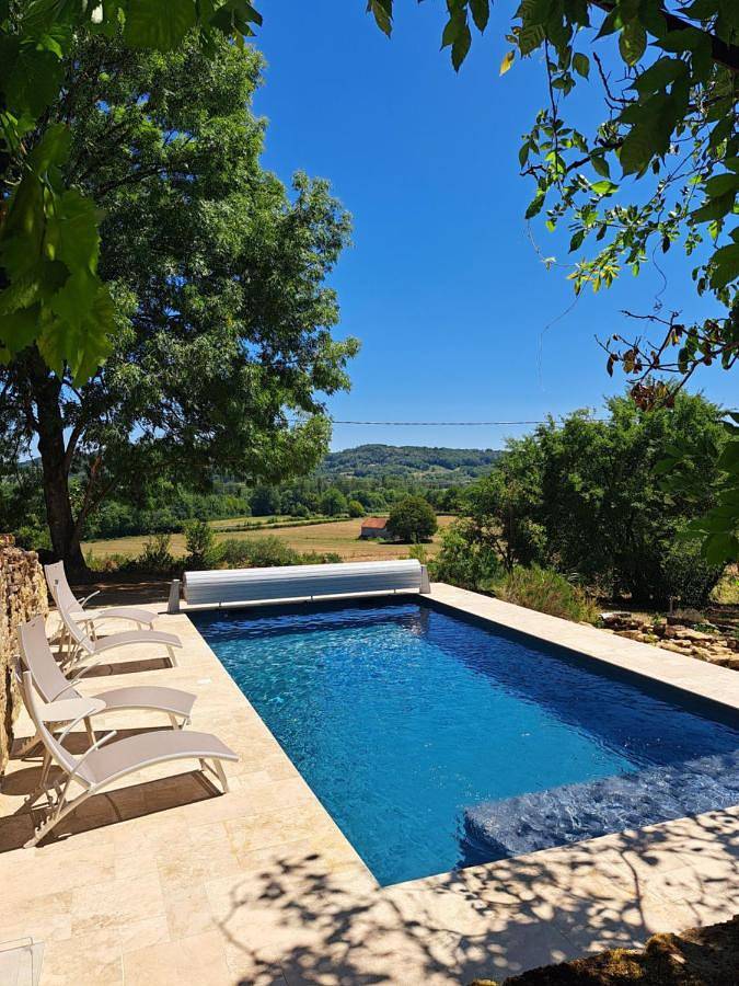 Location de vacances pour 4 personnes, avec Terrasse et Jardin ainsi que Piscine et Vue à Strenquels