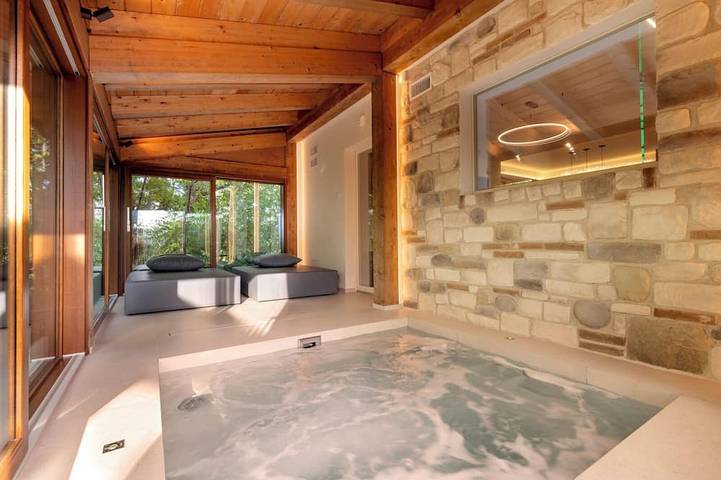Ferienhaus für 6 Personen, mit Balkon und Whirlpool sowie Garten und Sauna