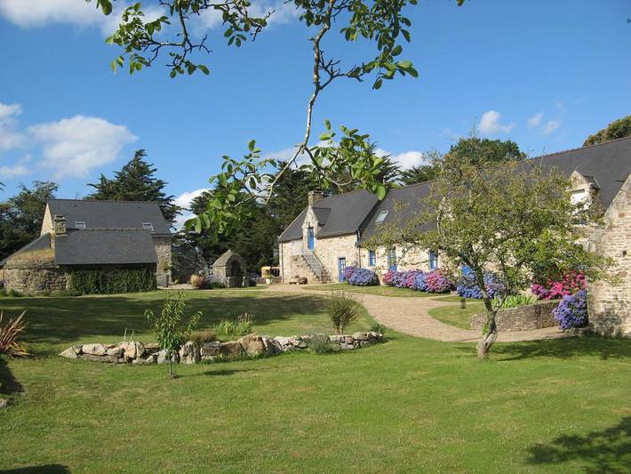 Gîte pour 4 personnes, avec jardin et terrasse à Treffléan
