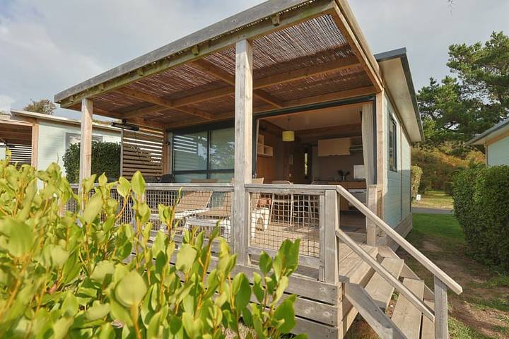 Chalet pour 5 personnes, avec terrasse ainsi que vue sur le lac et balcon/terrasse en Bretagne