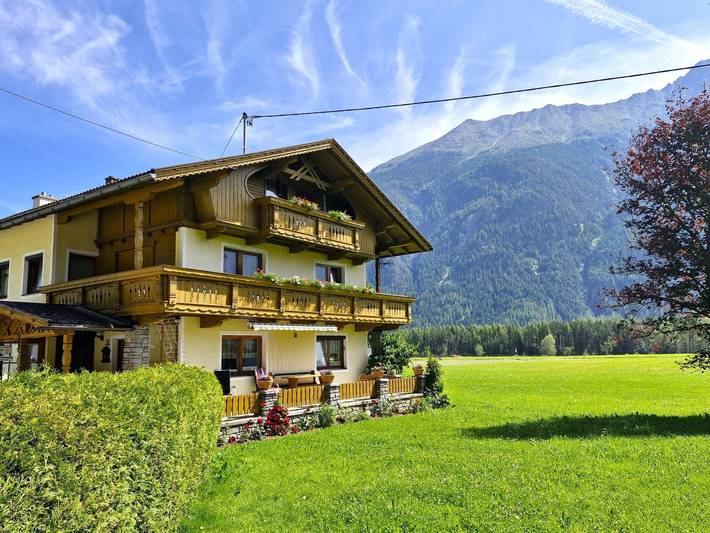 Ferienwohnung für 4 Personen, mit Balkon und Garten im Ötztal