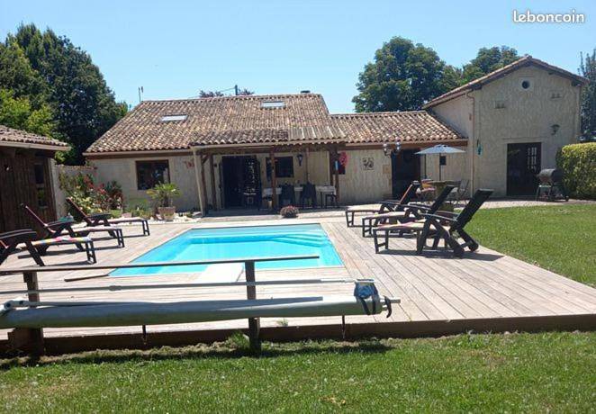 Gîte pour 6 personnes, avec vue ainsi que piscine et jardin dans Baignes - 3