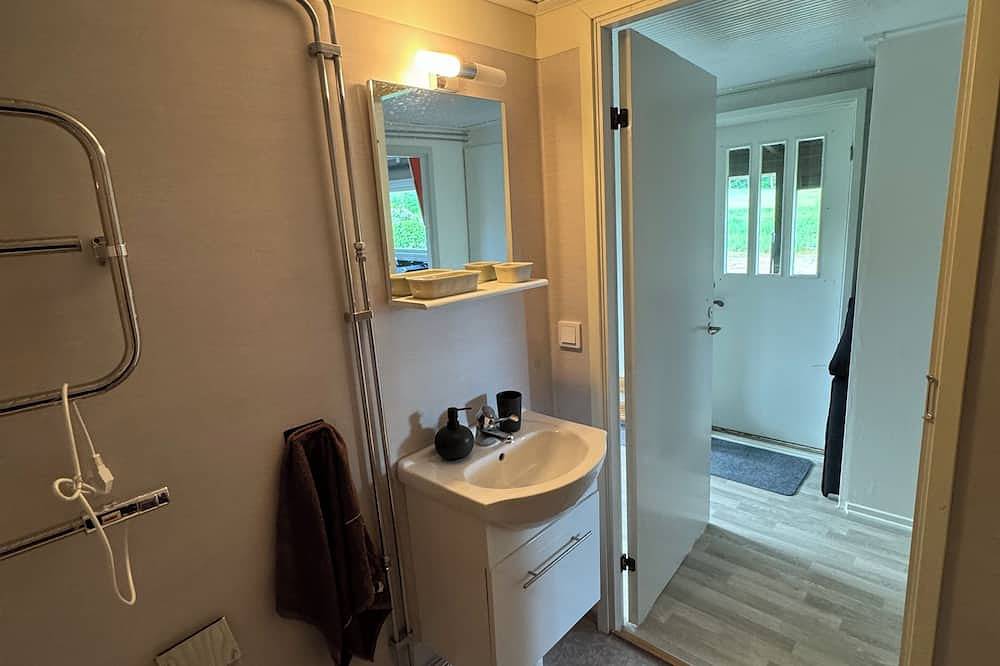 Live in a scenic location, close to hiking trails or cozy cafés in Skövde, Västergötland