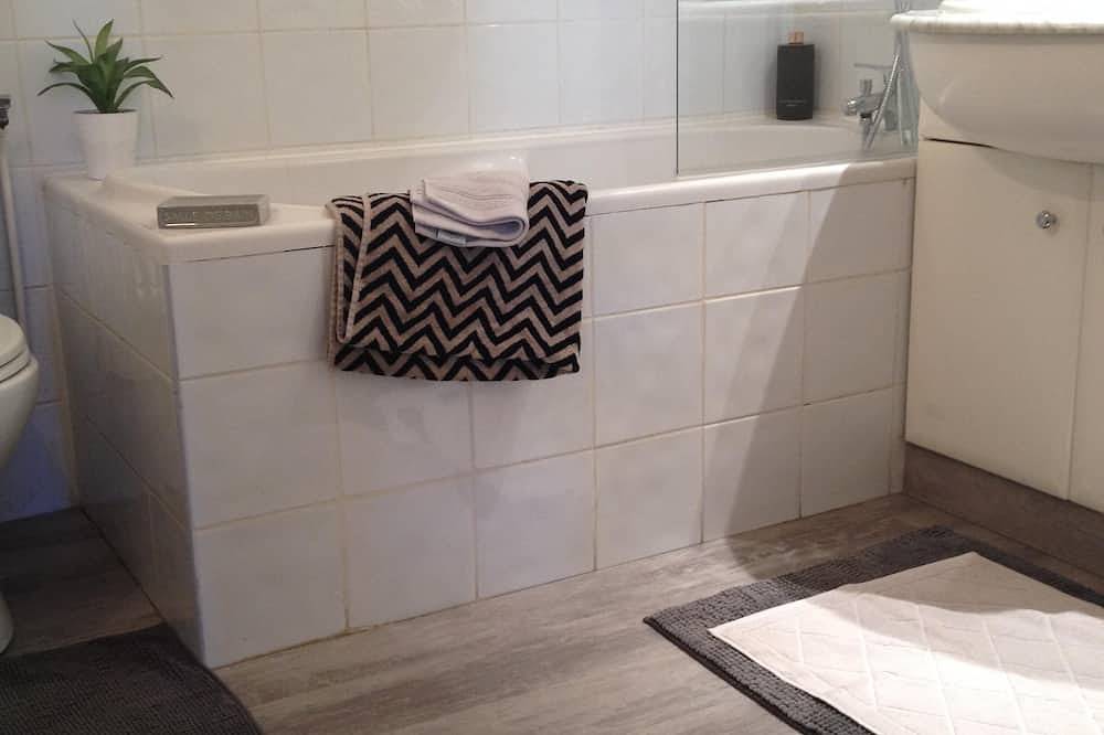 Entire apartment, Luxury charm, terrace historic center Mazarin district with elevator in Aix-en-Provence, Aix-en-Provence region