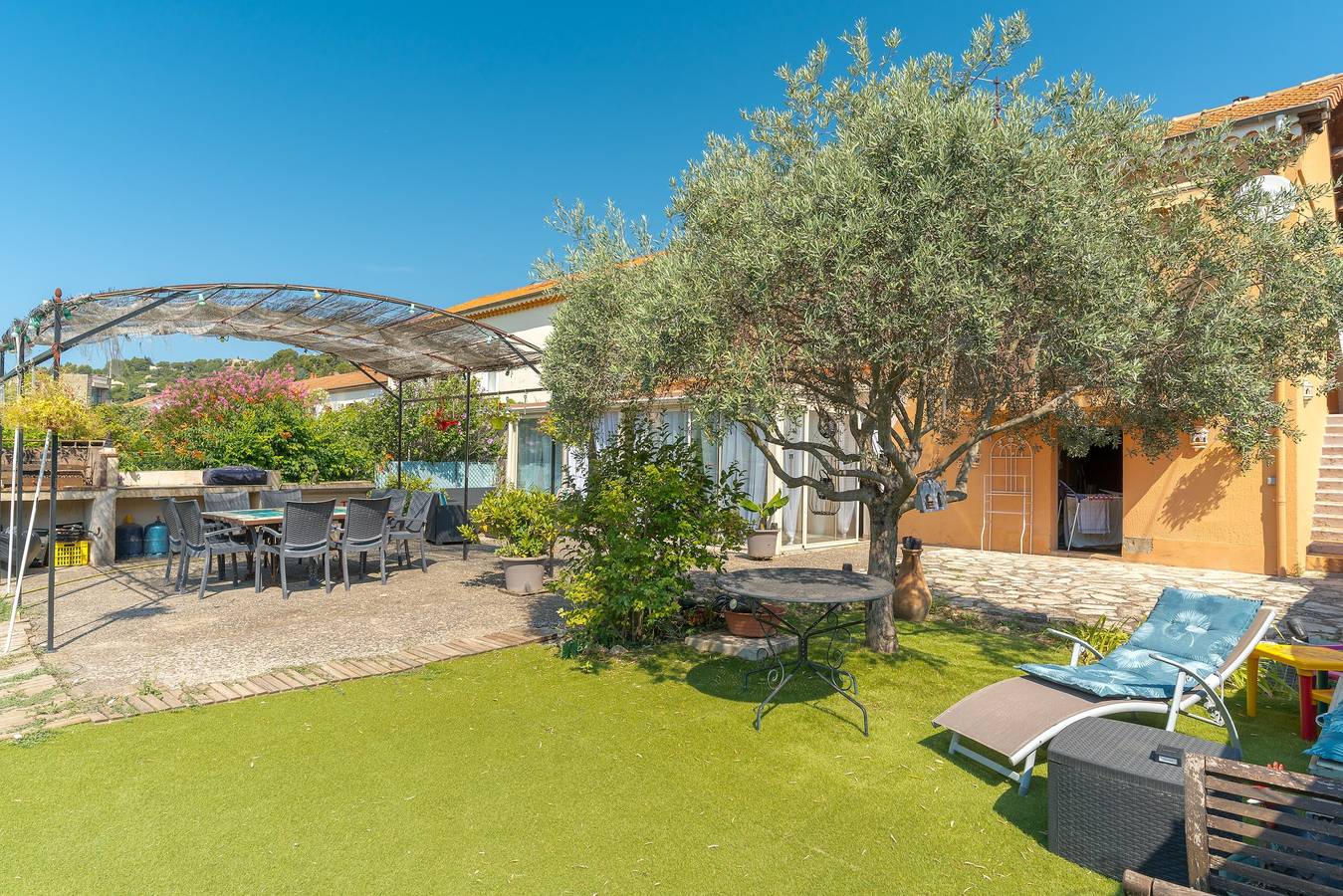 Apartamento entero, Apartamento 'Les Cerisiers' con piscina compartida, terraza compartida y Wi-Fi in APT, Parque natural regional del Luberon