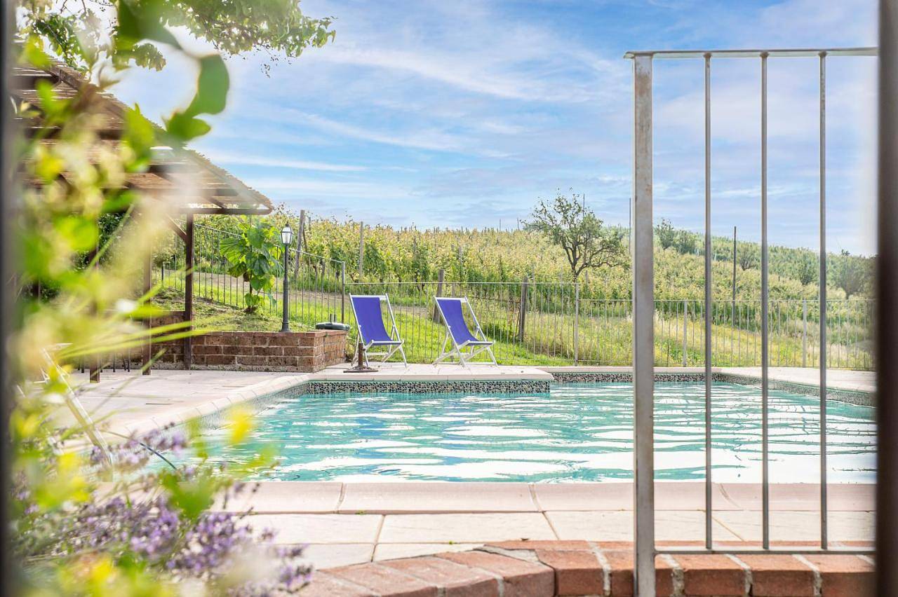 Geheel appartement, Agriturismo Cantine Bevione - Family Apartments with panoramic view in Farigliano, Langhe