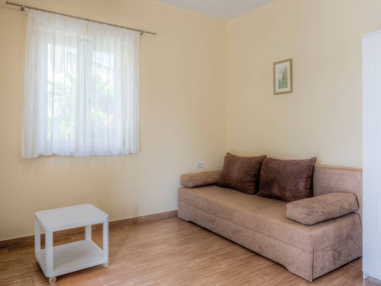 Ganze Wohnung, Moderne Ferienwohnung mit Balkon direkt am Strand in Lovrecica, Umag und Umgebung