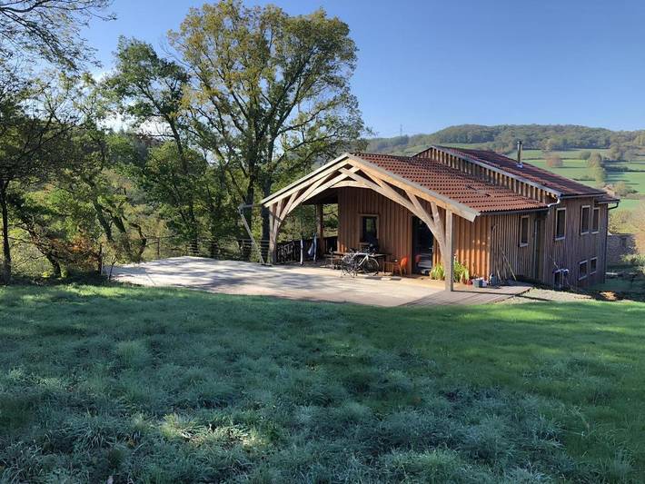 Location de vacances pour 6 personnes, avec vue et jardin dans Jalogny