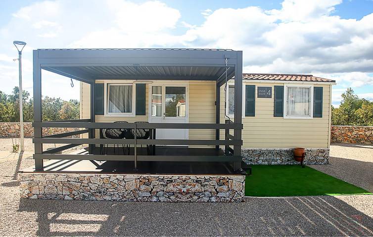Gemütliches Mobilheim in der Nähe des Visovačko-Sees mit Pool und Terrasse in Dalmatinisches Zagora