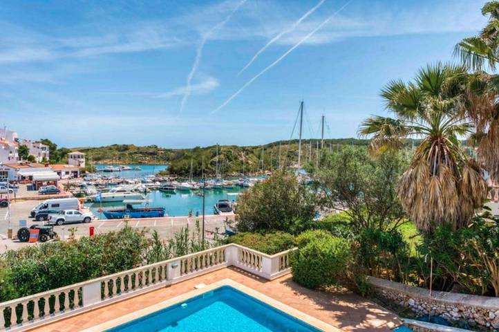 Location de vacances pour 8 personnes, avec piscine ainsi que jardin et terrasse à Port d'Addaia