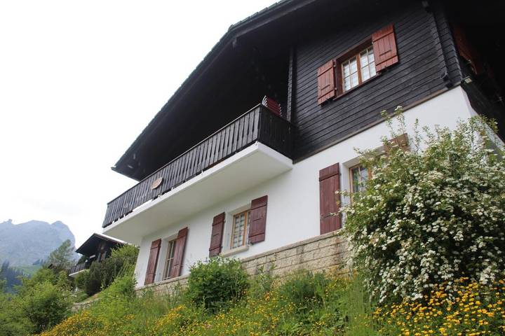 Gîte pour 8 personnes, avec vue et balcon à Gruyères