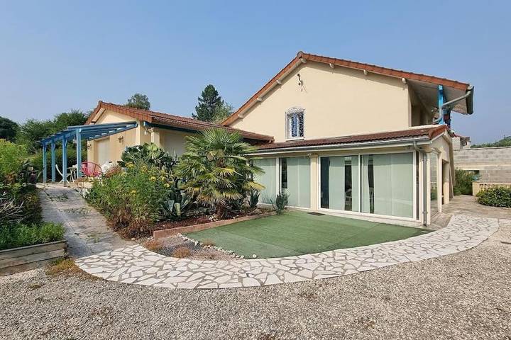 Location de vacances pour 10 personnes, avec jardin dans Le Palais-sur-Vienne