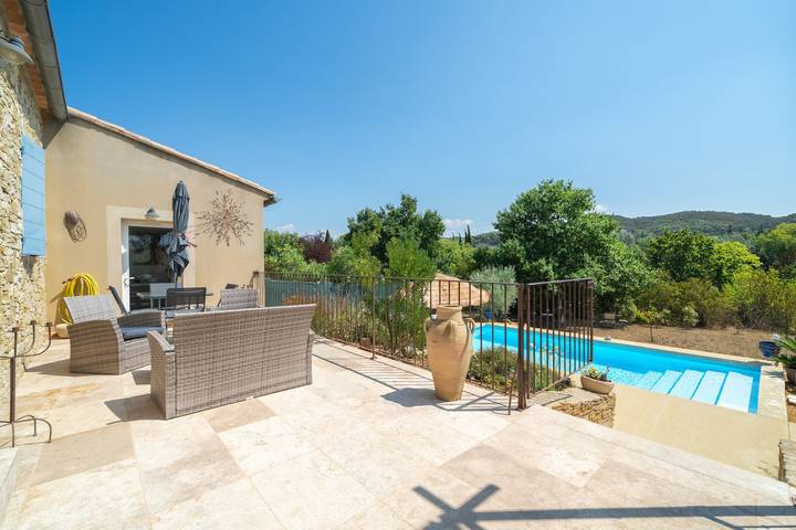 Appartement de vacances pour 2 personnes, avec terrasse ainsi que piscine et jardin