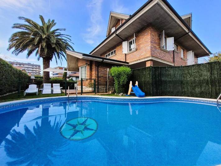 Apartamento para 16 personas, con Balcón y Terraza además de Jardín y Piscina en Castro Urdiales