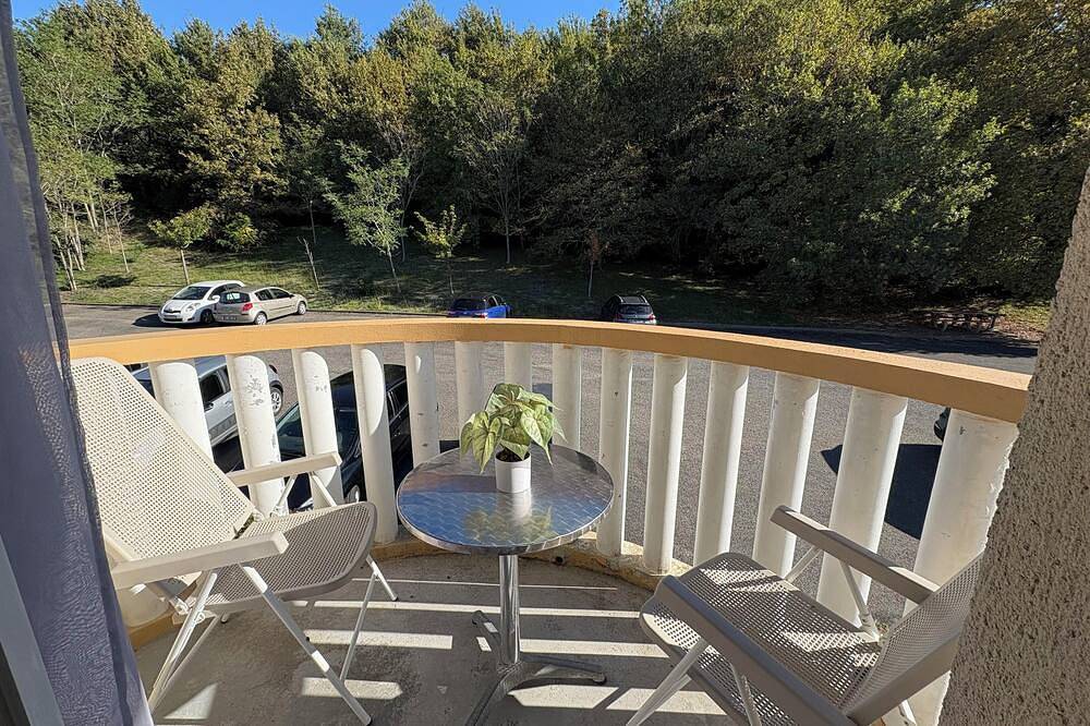 Appartement entier, 400 mètres des thermes, joli studio au calme avec balcon sans vis à vis. in Eugénie-les-Bains, Landes