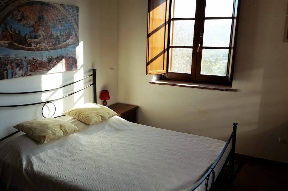 Entire apartment, Panicale - Apartment in old farmhouse, quiet countryside, pool, lake views. in Panicale, Lake Trasimeno