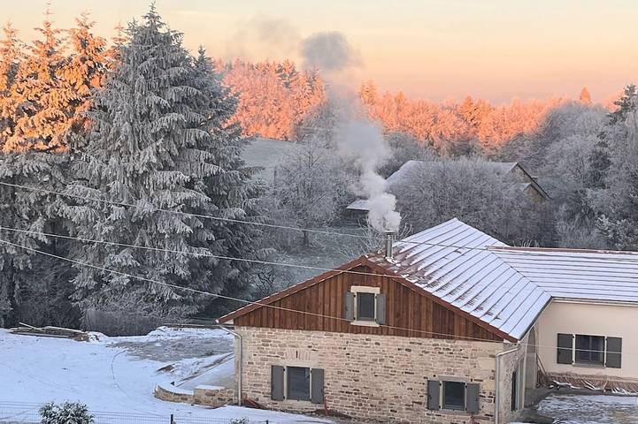 Location de vacances pour 8 personnes, avec jacuzzi ainsi que jardin et sauna à Hadol