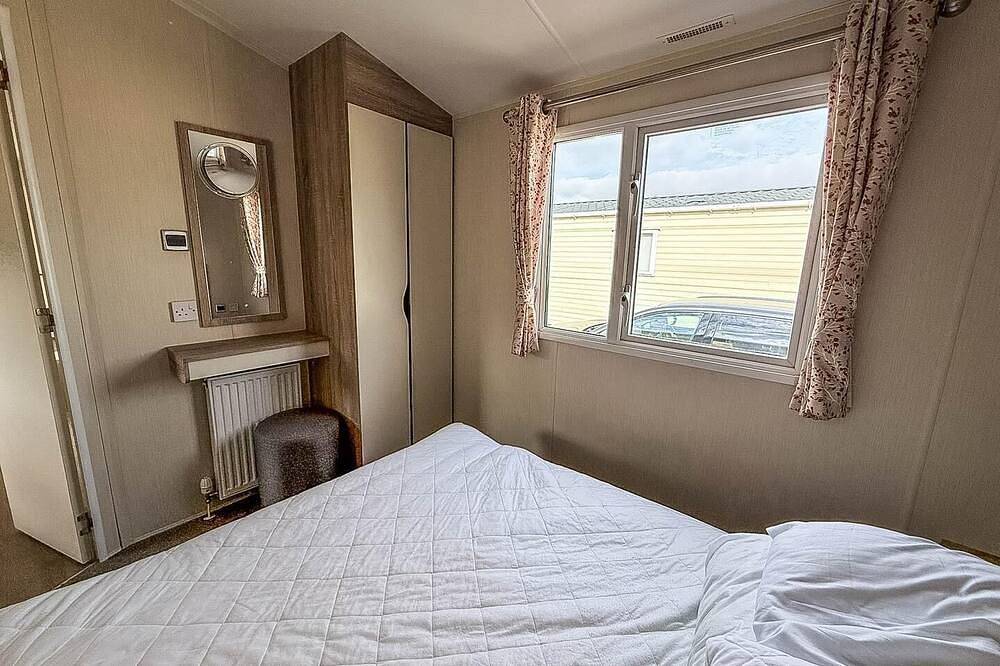 Great caravan with central lounge & Wifi at Broadland Sands, Suffolk in Waveney District, The Broads