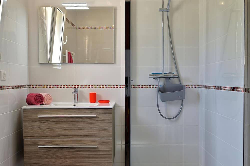 Appartamento intero, Monolocale-Bagno privato con doccia in Tiuccia, Casaglione