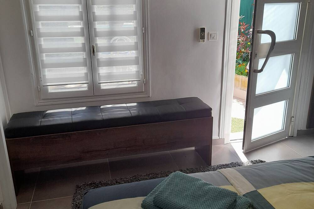 Independent studio, garden, pool access.   in Cagnes-sur-Mer, Region de Cannes