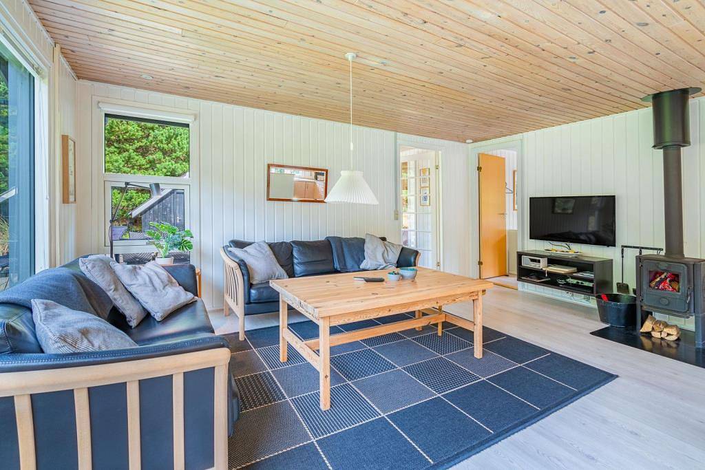 Gepflegtes, helles und freundliches Ferienhaus gelegen auf einem prachtvollen und geschützten Naturgrund. in Henne, Filsø See