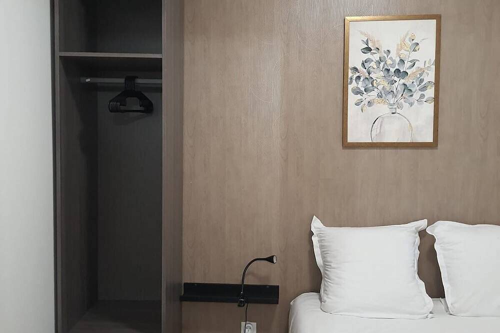 Entire apartment, 1 Bedroom unit with balcony in front of Le Bourget Airport in Le Blanc-Mesnil, Seine-Saint-Denis