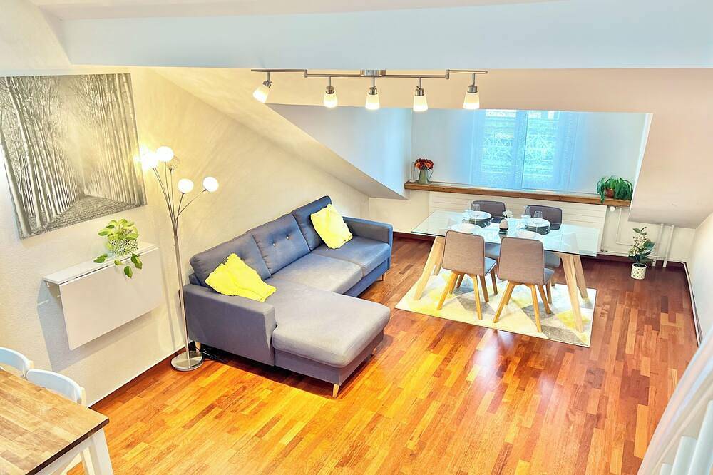 Apartamento entero, Central Old Town Gem with Rare 40m² Terrace & River Views in Zúrich, Distrito de Zúrich