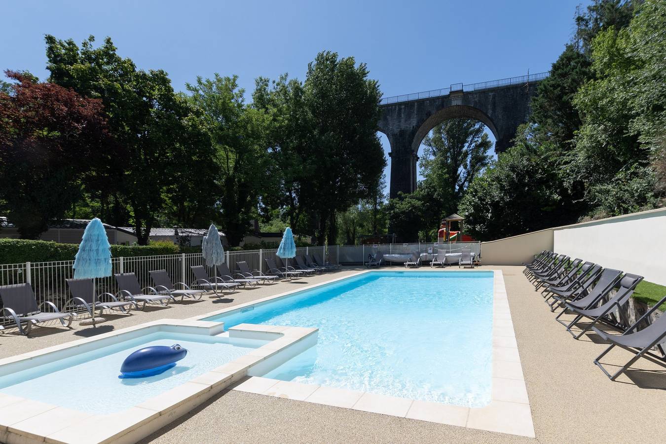 Mobil-home 'Mobil-home Confort B - 1-8 Pers' avec piscine et jardin partagés in Lavilledieu, Ardèche
