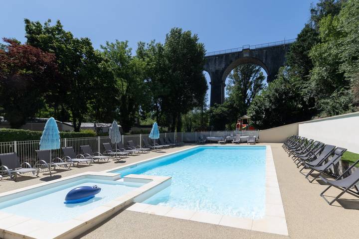 Mobil-home 'Mobil-home Confort B - 1-8 Pers' avec piscine et jardin partagés in Lavilledieu, Ardèche