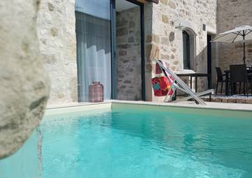 Gîte pour 4 personnes, avec piscine et terrasse à Simiane-la-Rotonde