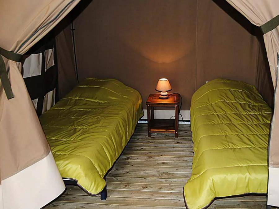 Camping La Castillonderie - Tente en toile et en bois 5 personnes - Lodge Victoria 3 Pièces 5 Personnes Sans Sanitaires in Thonac, Périgord Noir