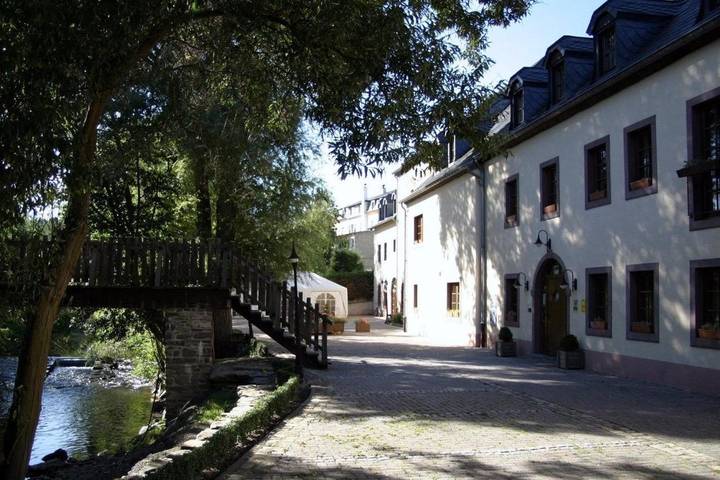 Hôtel pour 4 personnes, avec Balcon et Terrasse ainsi que Jacuzzi et Jardin à Wiltz