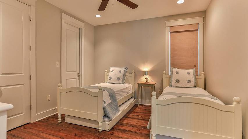 Vacation rental for 10 people, with yard and pool as well as hot tub in Seagrove Beach