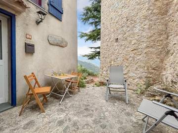 Gîte pour 6 personnes, avec terrasse et vue à Sainte-Agnès