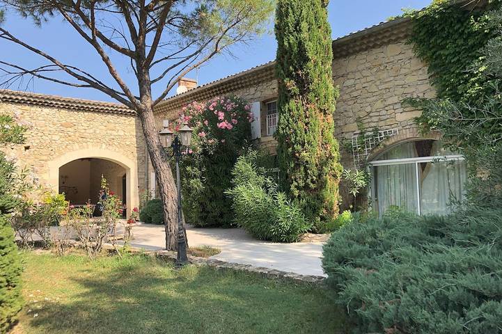 Location de vacances pour 22 personnes, avec jardin, animaux acceptés à Loriol-sur-Drôme