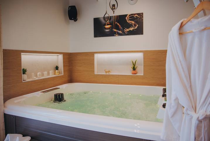 Le Desirella Gite de charme Love room Spa privatif Morbihan Bretagne Suite romantique amoureux in Lambel, Camors