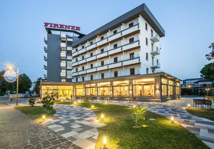 Hôtel pour 3 personnes, avec jacuzzi et sauna ainsi que piscine et jardin