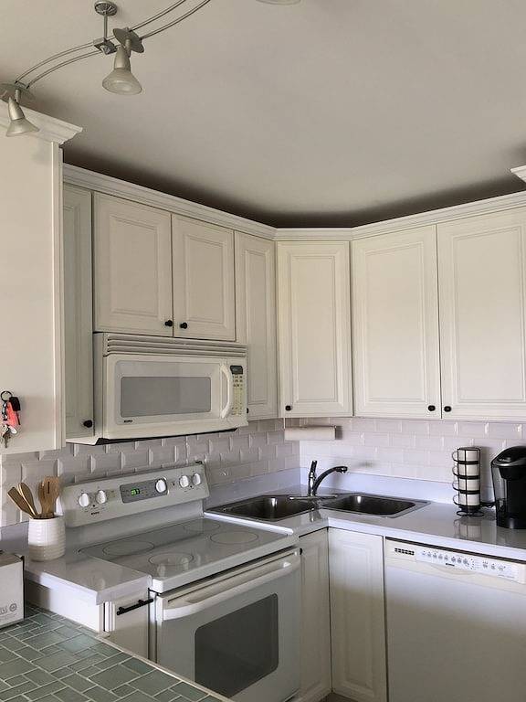 Beach paradise found! “Heavenly Views” 1/1 villa steps away from beach and pool. in Fort Pierce, Hutchinson Island