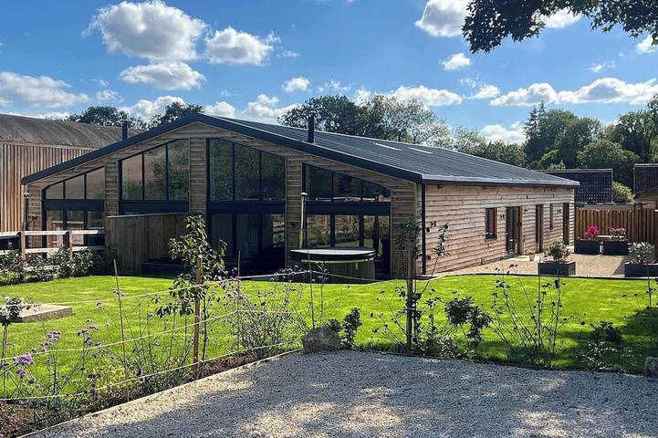 Holiday apartment for 8 people, with balcony and garden as well as hot tub in Somerset