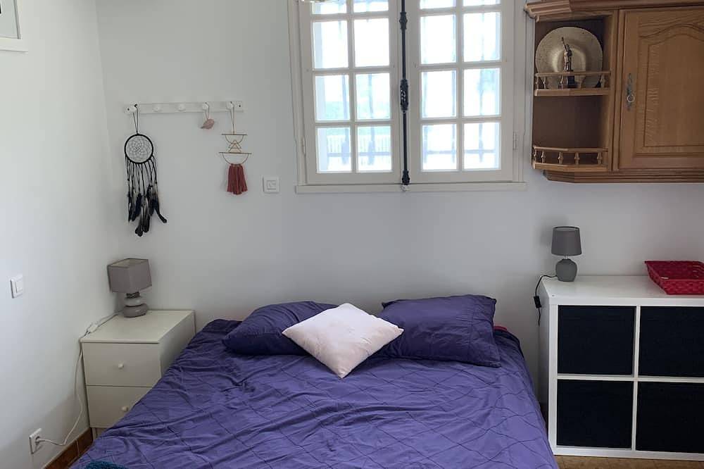 Gated family home with private pool  in Roumagne, Región de Marmande