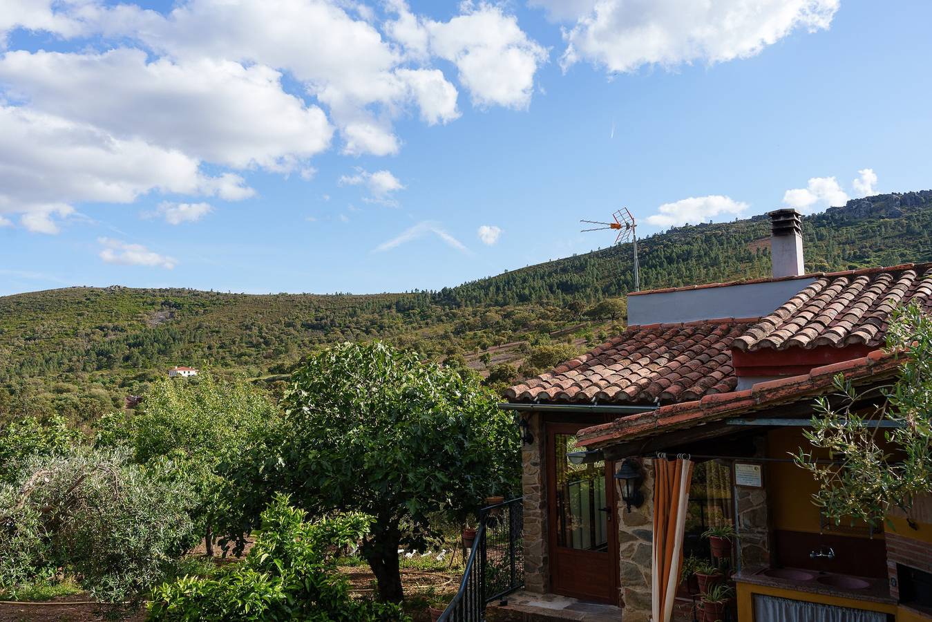 Apartamento entero, Apartamento 'La Cabaña Del Llano' con vistas a la montaña, Wi-Fi y aire acondicionado in Valencia de Alcántara, Provincia de Cáceres