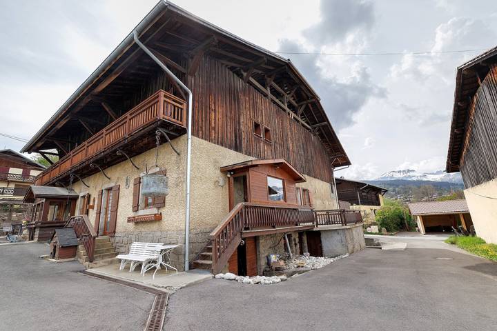 Chambre d’hôtes « La Ferme Du Mont Blanc - Vallot » avec vue sur la montagne in Combloux, Pays du Mont-Blanc