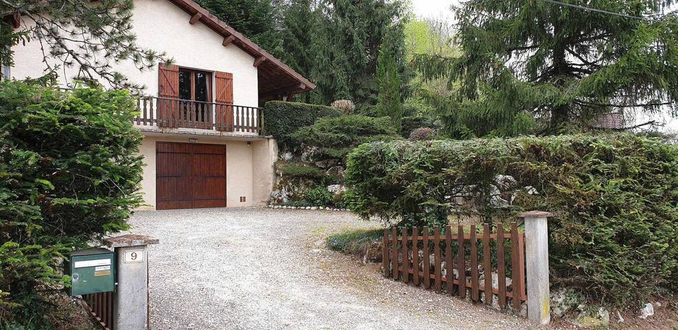 Gîte pour 6 personnes, avec Terrasse ainsi que Jardin et Vue à Saint-Maurice-Crillat