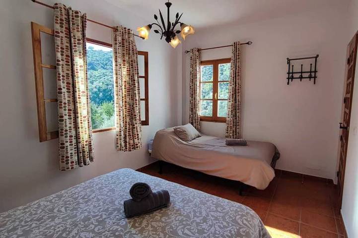 Villa Los Pinos, 10 Personen, beheizter Pool, Wifi, a/c, herrliche Aussicht in Comares, Cordillera Penibética