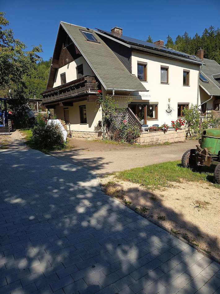 Ferienwohnung für 4 Personen, mit Balkon und Terrasse sowie Garten und Pool
